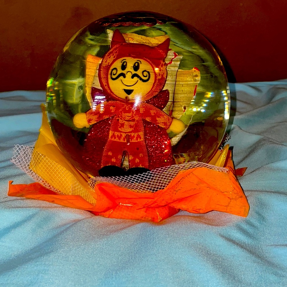 A Beauty and the beast rose globe